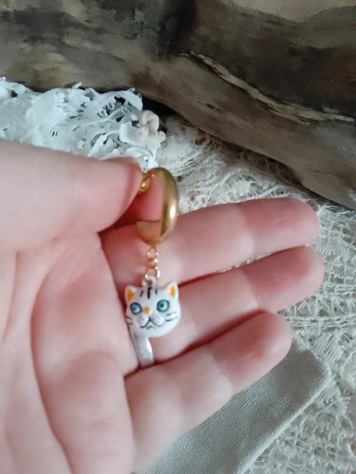 Boucles d'oreilles bohèmes dorées et chats blancs – photo 3